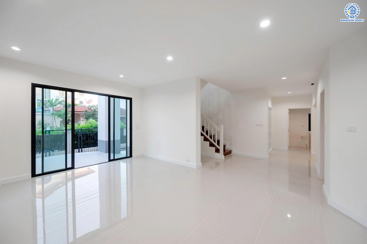 บ้านเดี่ยวมือสอง ตกแต่งใหม่ โครงการ ศศิธร บางบอน3 รองรับทุกความสุข เนื้อที่ 65.3 ตร.ว. ฟังก์ชัน 3 ห้องนอน 3 ห้องน้ำ 1 ห้องอเนกประสงค์ จอดรถได้ 2 คัน บนทำเลเดินทางสะดวก ใกล้รถไฟฟ้าสายสีน้ำเงิน "สถานีหลักสอง" และจุดขึ้นทางด่วน "พระราม2" และ The Mall บางแค